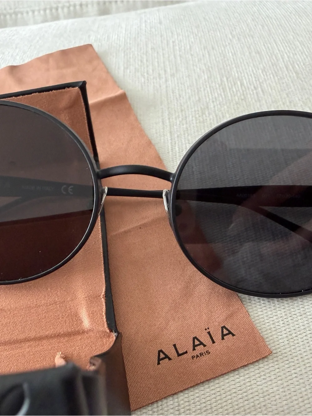 ALAÏA AA0016S 001 Oval Black Metal Sunglasses 57-20-140 + Case & Cloth